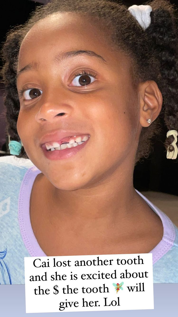 Celebrity parents show their kids their teeth that have fallen out