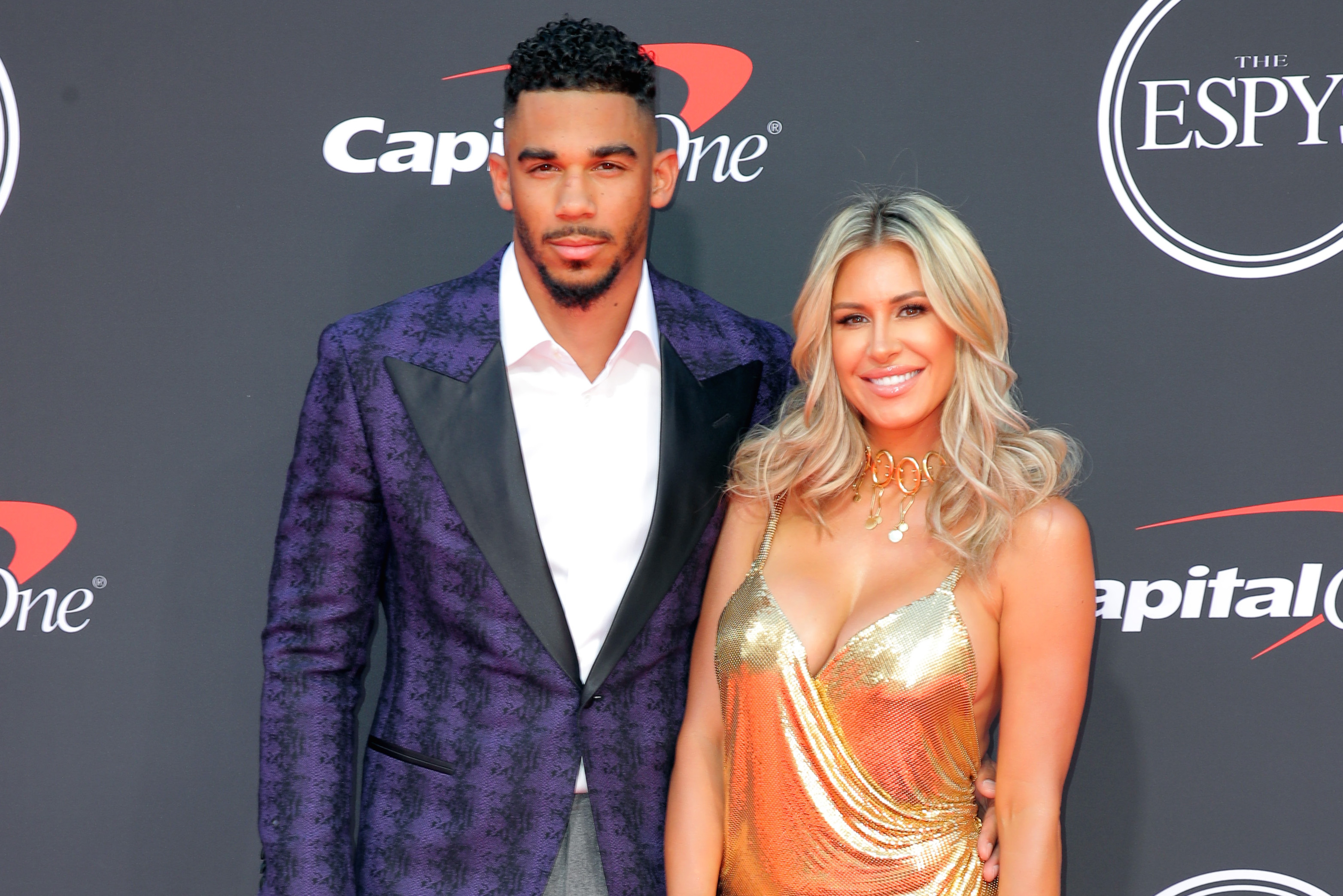 Evander Kane Denies Wife Annas Claims He Bet on NHL Games picture