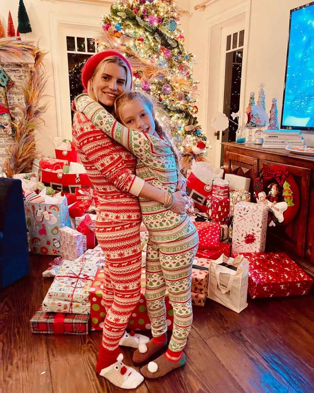 Jessica, Ashlee Simpson's Daughters Pose in Matching Dresses