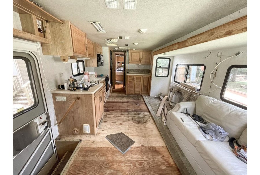 Joy-Anna Duggar and Austin Forsyth Renovate 2001 RV 4