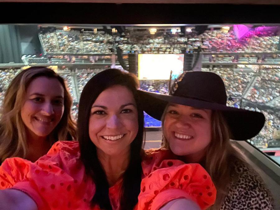 Kelly Clarkson Takes Las Vegas Girls' Trip Amid Divorce: 'I Dare You to Have a Better Time Than Me'
