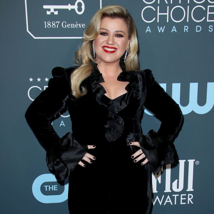 Kelly Clarkson Wins Red Robin Spiciest Moment Red Lipstick Black Dress