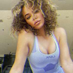 Khloe Kardashian Just Showed Off Her Natural Curls and Fans Are Going Absolutely Wild