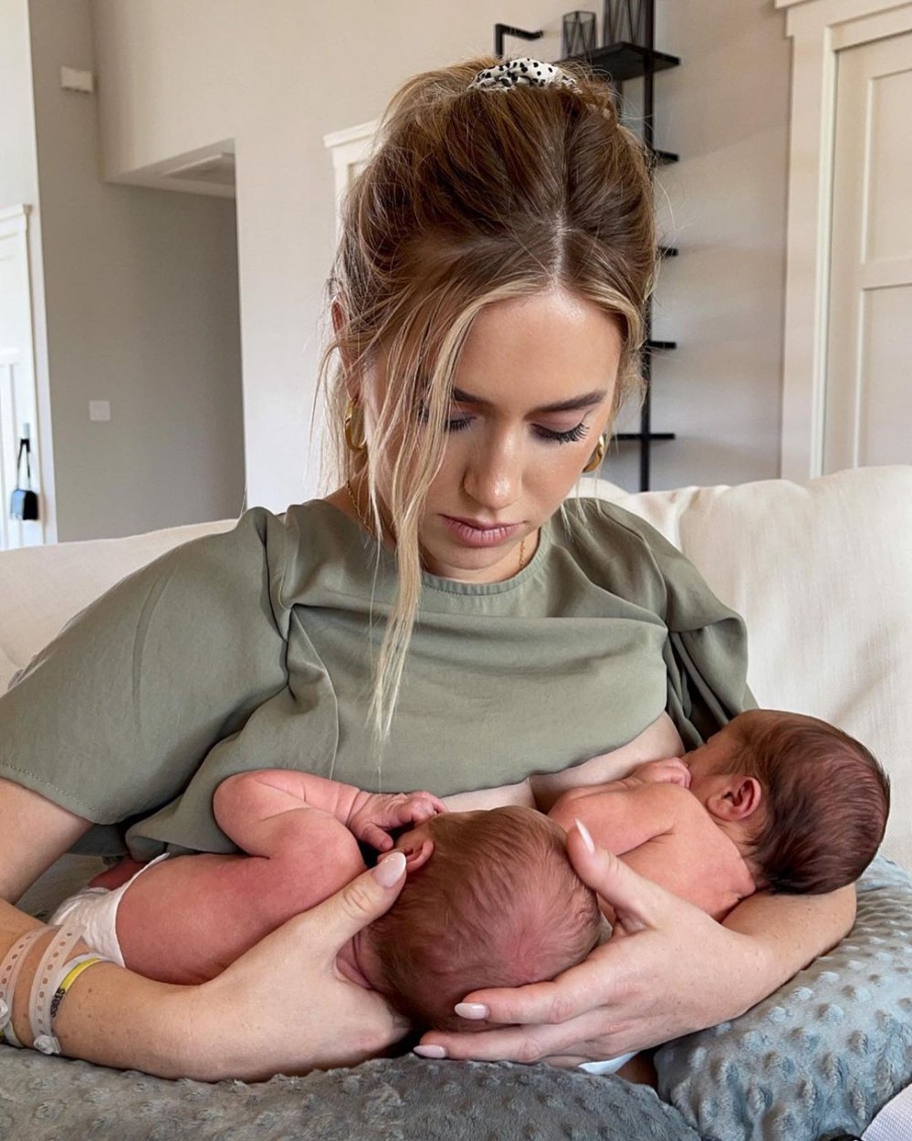 Lauren Burnham Breast-Feeds Both Twin Babies at Once in Sweet Shot