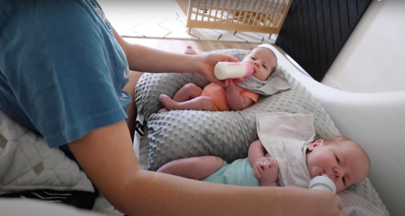 Lauren Burnham Feeds Both Babies Bottles at Once: ‘This Is How We Do it'