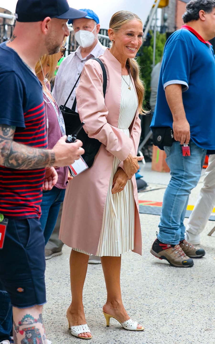 Pretty in Pink SJP Looks Effortlessly Chic While Filming SATC Reboot