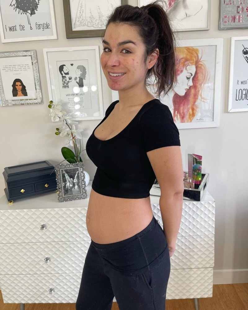 18 Weeks! Ashley Iaconetti Shows Bare Bump at ‘Turning Point’ in Pregnancy