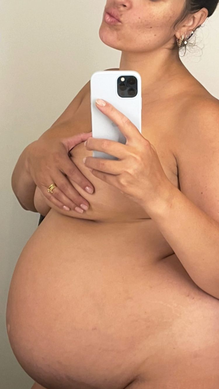 naked pregnant selfie