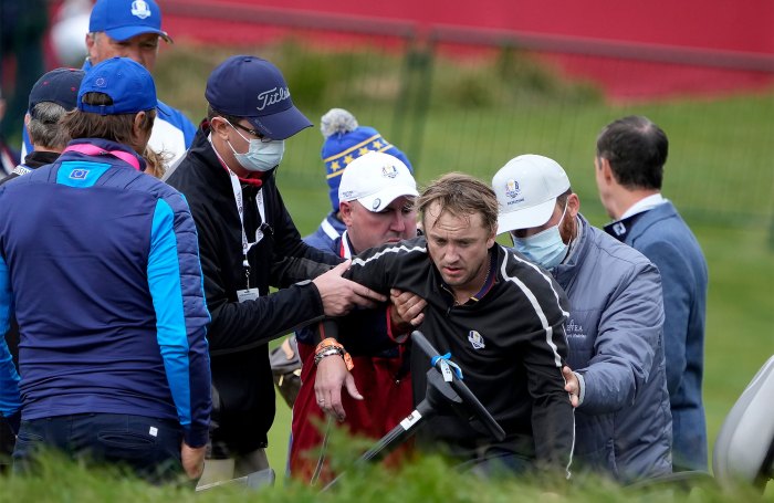 Tom Felton de Harry Potter se derrumba durante un torneo de golf de celebridades