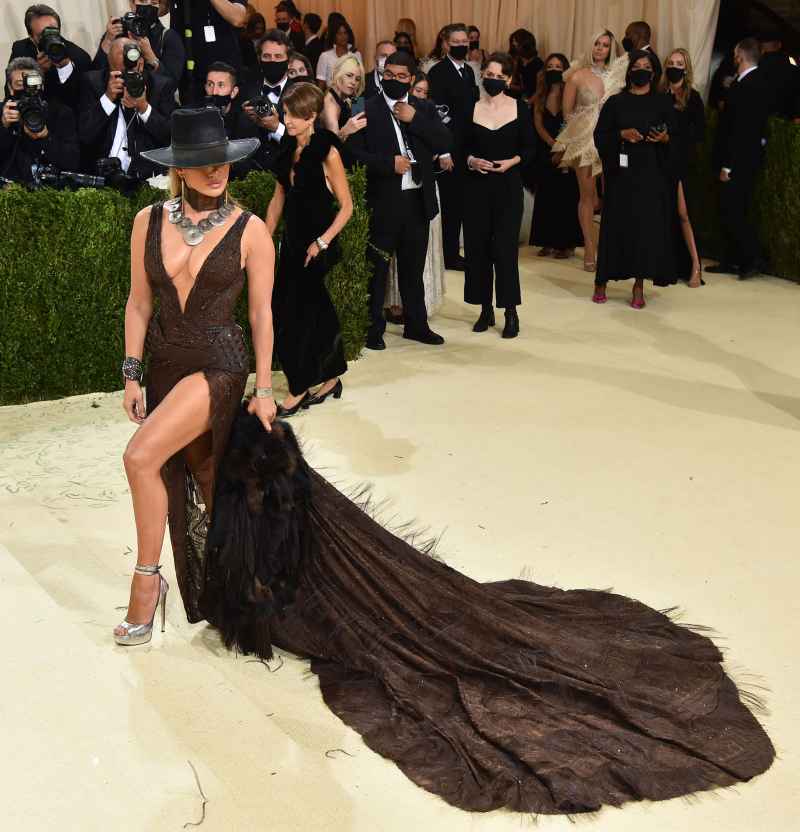 Jennifer Lopez Stuns on the Red Carpet Without Ben Affleck Met Gala 2021 01