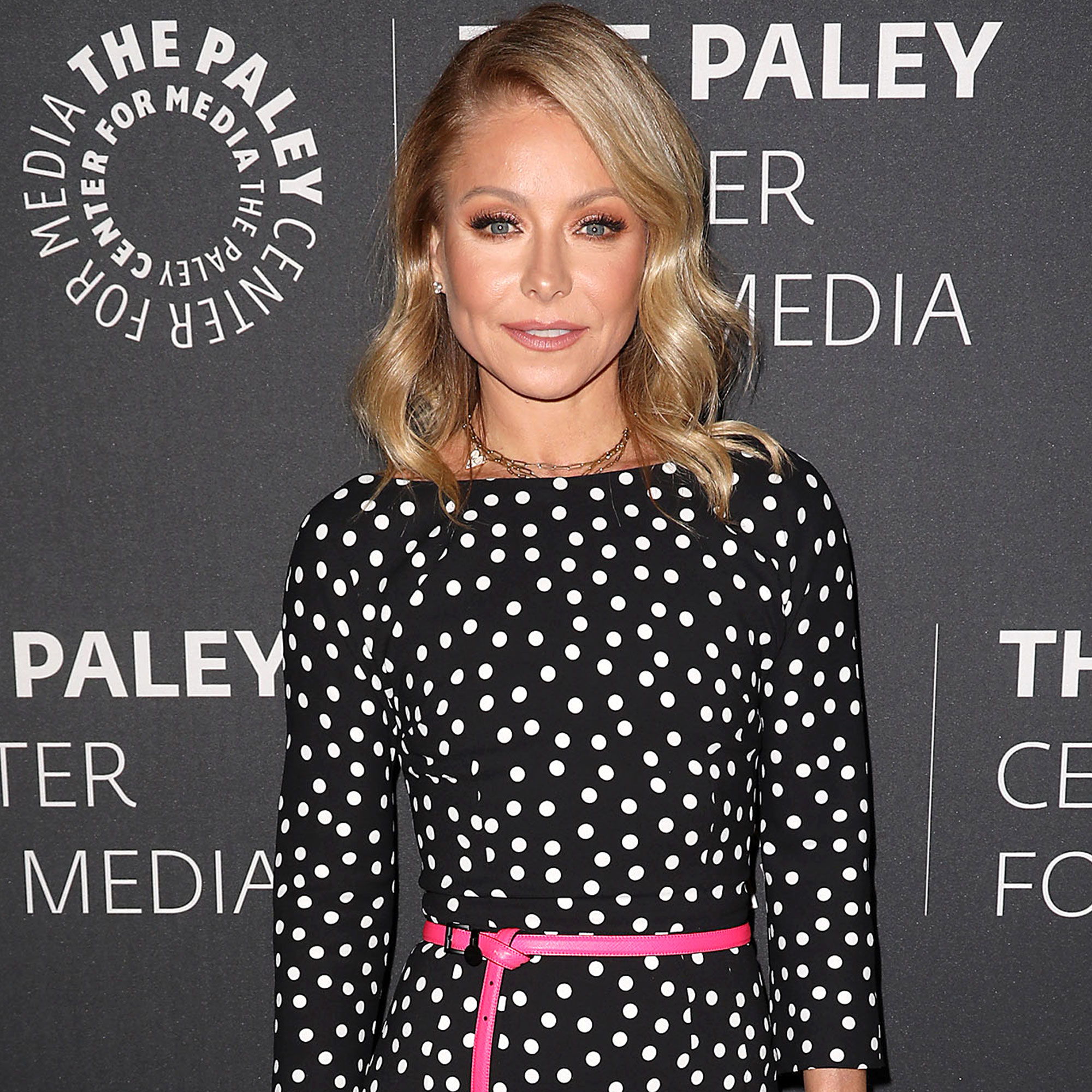 Kelly Ripa Slams Claims Her Fresh Faced Beach Photo Had Filter Kelly Ripa Slams Claims Her Fresh Faced Beach Photo Had Filter