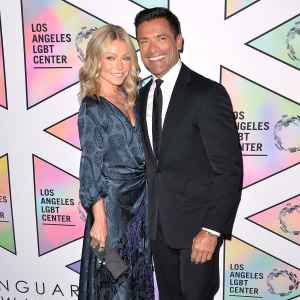 Kelly Ripa Insists Husband Mark Consuelos Doesn’t Wear Eyeliner