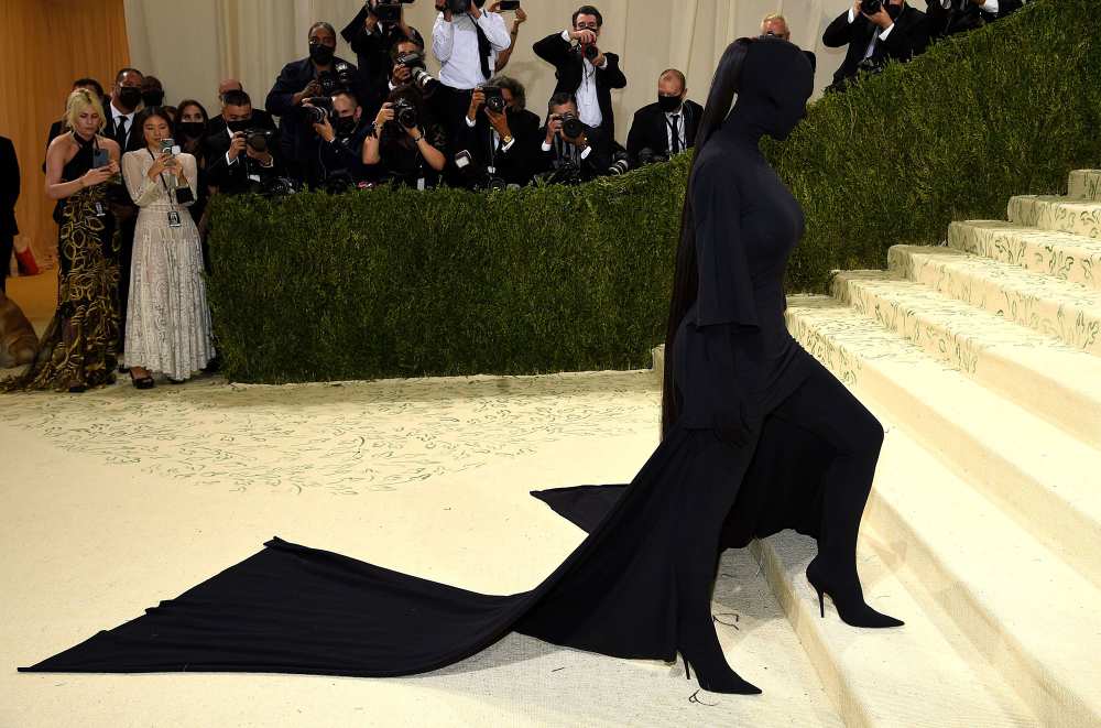 Kim Kardashian Finally Explains Bizarre Face-Covering Met Gala 2021 Outfit 4