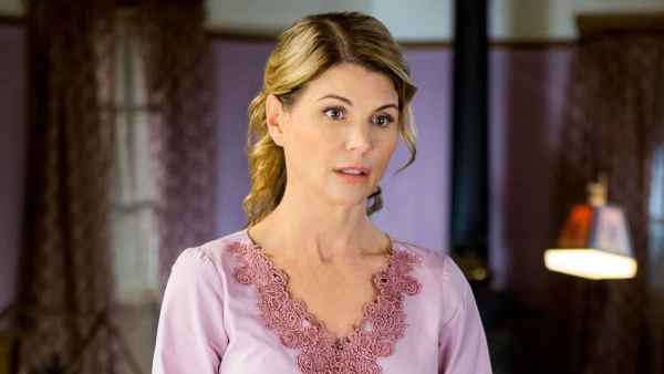 Lori Loughlin Books 1st Gig After College Admissions Scandal