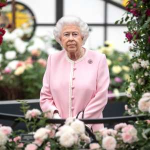 Queen Elizabeth II Honors 9/11 Victims As U.S. National Anthem Plays at Changing of the Guard