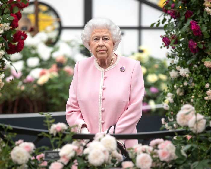 Queen Elizabeth II Honors 9/11 Victims As U.S. National Anthem Plays at Changing of the Guard