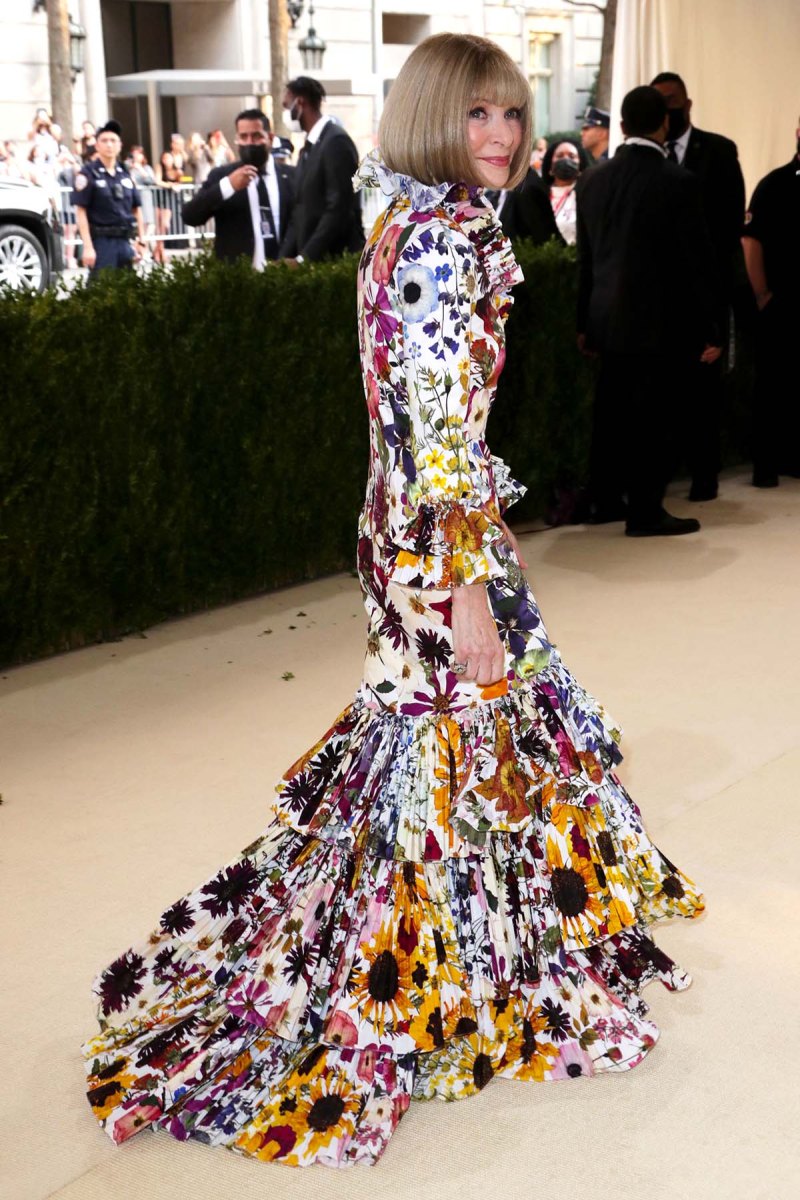 MET GALA 2021 Shes Here See Anna Wintours Jaw Dropping Met Gala Gown