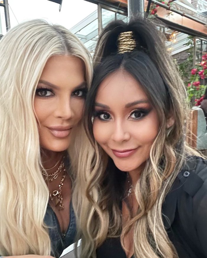 Tori Spelling comparte una nueva selfie glamorosa y los fanáticos se asustan al comparar su apariencia con la de Khloe Kardashian