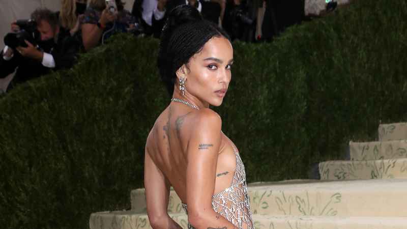 zoe kravitz backless dress Zo Kravitz Goes Extra Cheeky With Peek-a-Boo Reveal Dress at 'Vanity Fair' Party