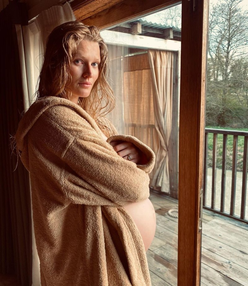 Toni Garrn and More Celebrities Posing Nude While Pregnant