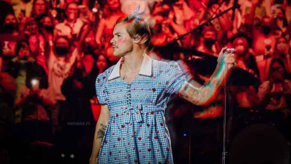 Harry Styles Performs in Dorothy Costume Halloween 2021