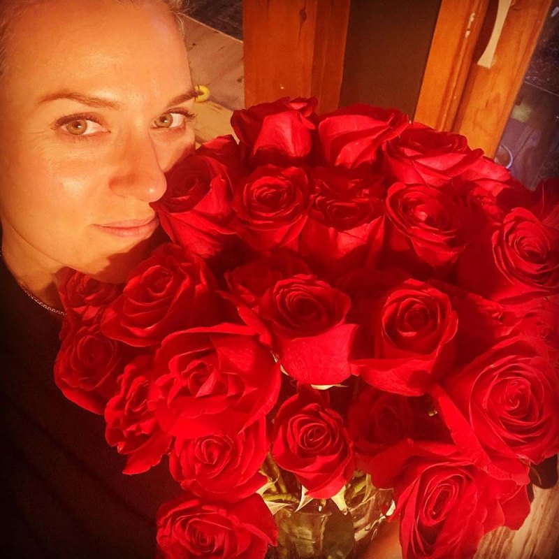 Jeffrey Dean Morgan Surprises Hilarie Burton With Bouquet Red Roses