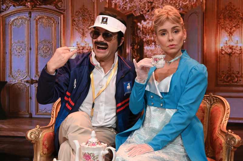 Kelly Ripa and Ryan Seacrest’s 2021 ‘Live’ Halloween Includes ‘Ted Lasso,’ ‘Bridgerton’ and ‘The Queen’s Gambit’