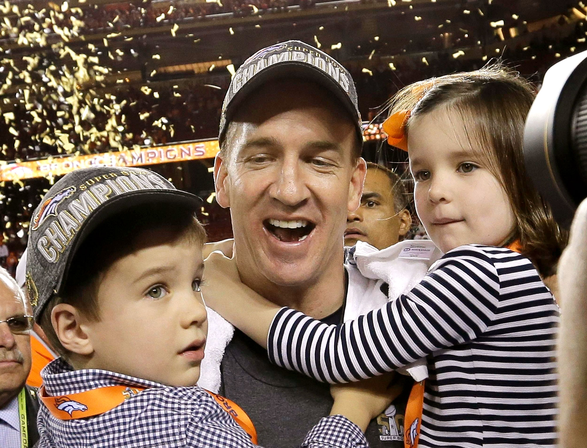 Fotos raras de Eli, Peyton Manning con niños: álbum familiar