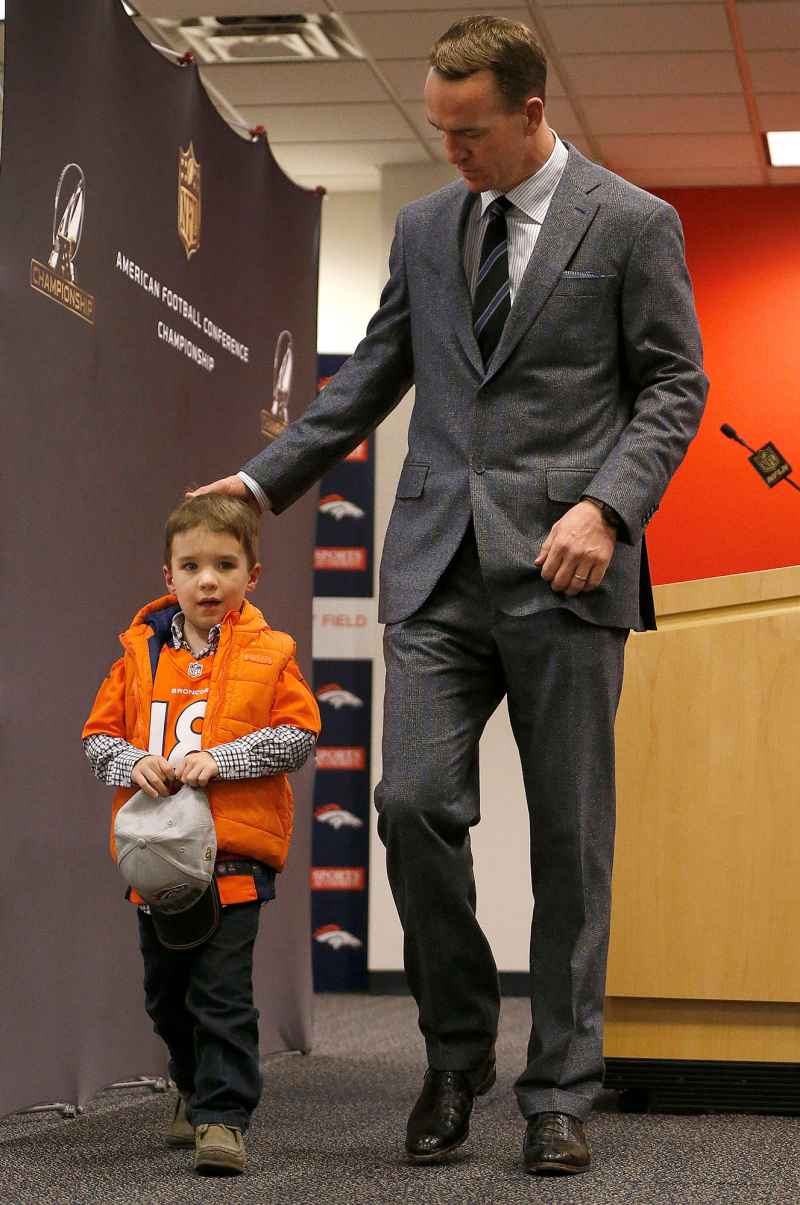 Peyton Manning 02 Eli Manning and Peyton Manning Sweetest Photos With Their Kids