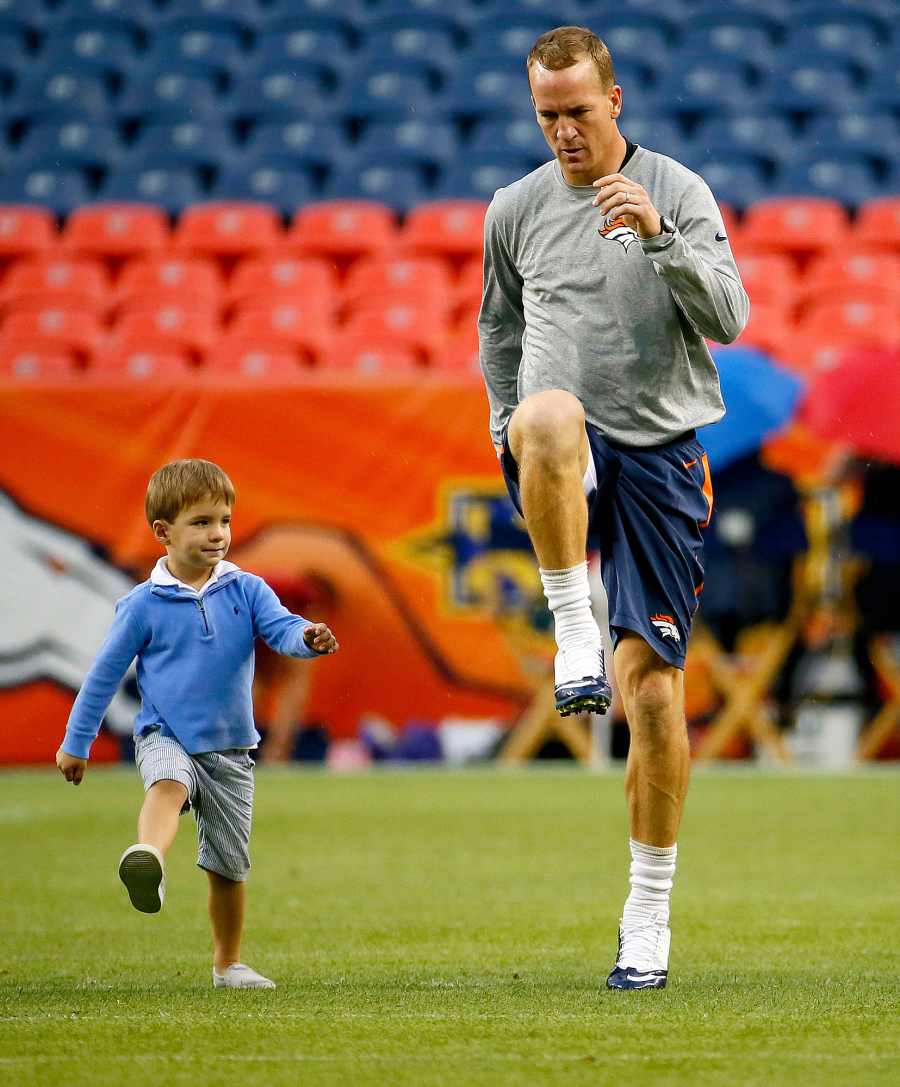 Peyton Manning 03 Eli Manning and Peyton Manning Sweetest Photos With Their Kids