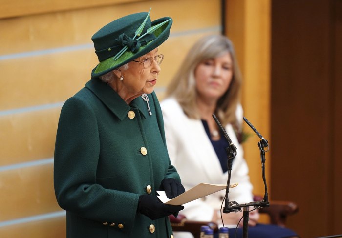 La reina Isabel recuerda con cariño los dulces recuerdos del difunto príncipe Felipe durante la inauguración del Parlamento de Escocia