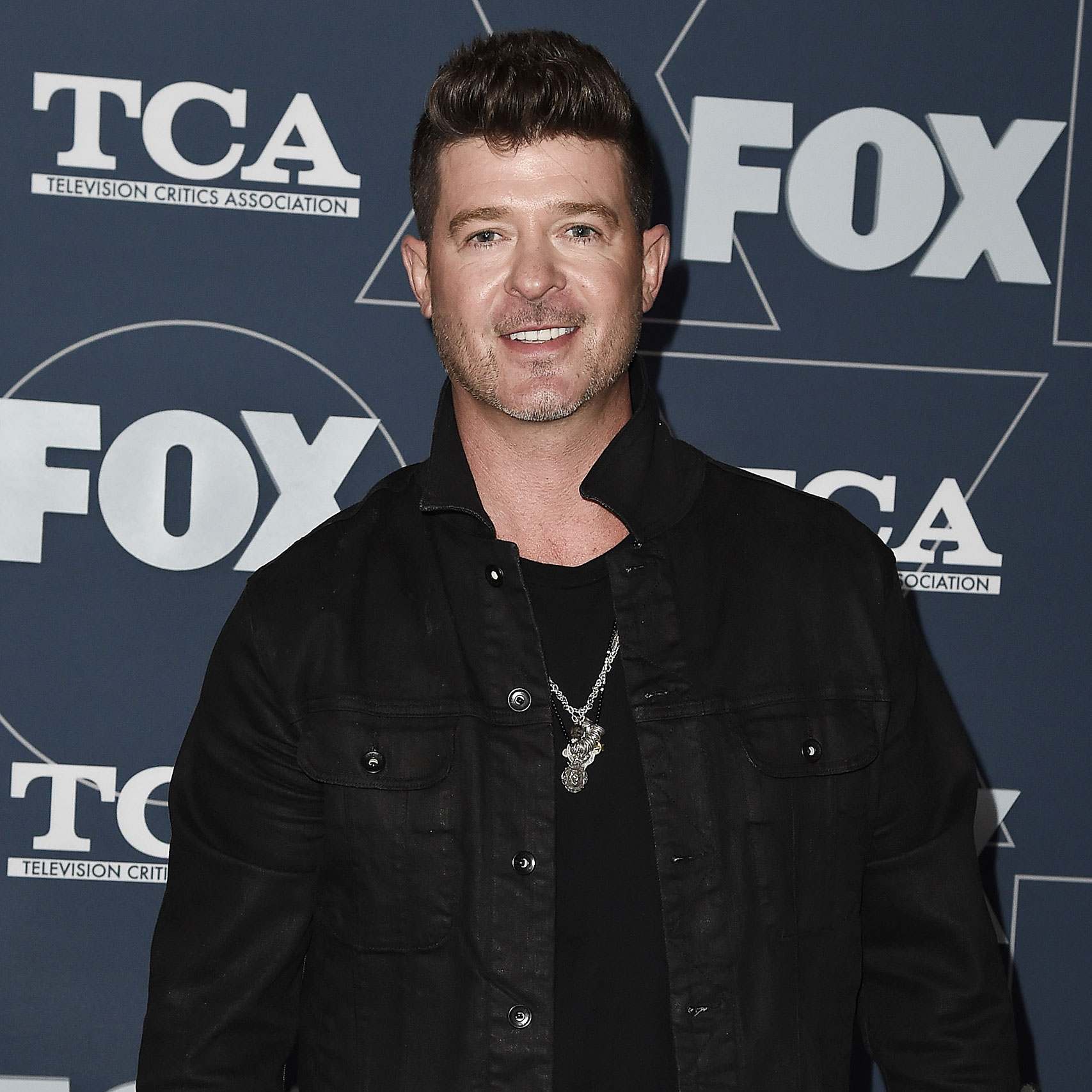 ejemplo persuadir Llevar Robin Thicke's 'Blurred Lines' Controversies Through the Years