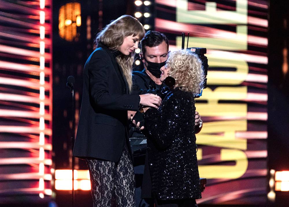 Taylor Swift Covers a Carole King Track at Rock And Roll Hall Of Fame Induction Ceremony
