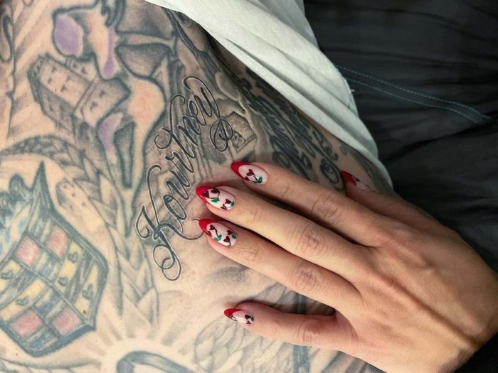 Travis Barker Just Got Kourtney Kardashians Lips Inked His Arm