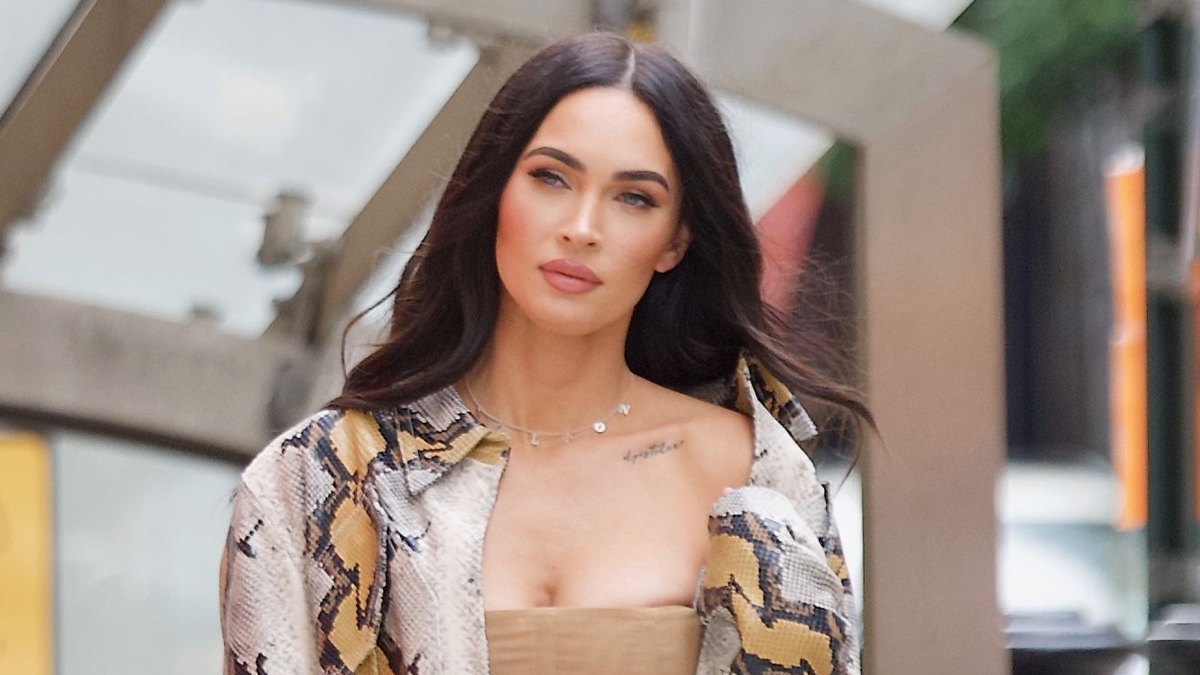 megan-fox-dry-sheet-mask