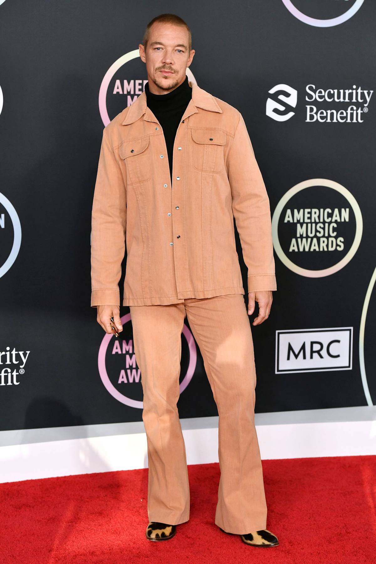 Harper presents award at AMAs in stylish suit