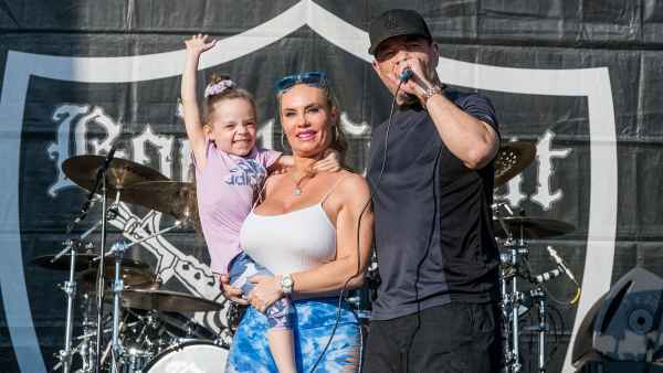 Ice T Coco Austin Daughter Chanel 5 Teaches Her Grandma How Twerk