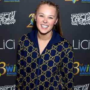2021 American Music Awards JoJo Siwa Stuns in Dress, Heels for the 'First Time' Ever on AMAs Carpet
