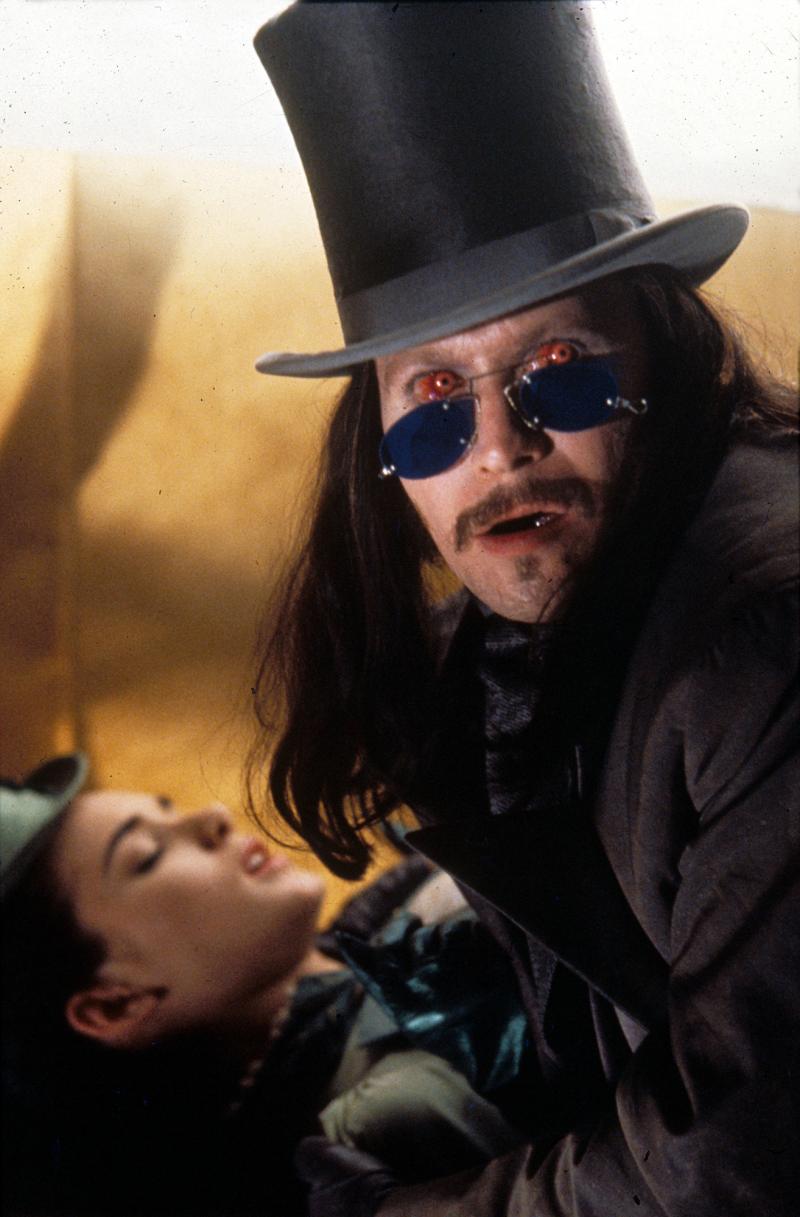 Just Like ‘Dracula'! Gary Oldman Slept in a Coffin While Filming Vampire Movie