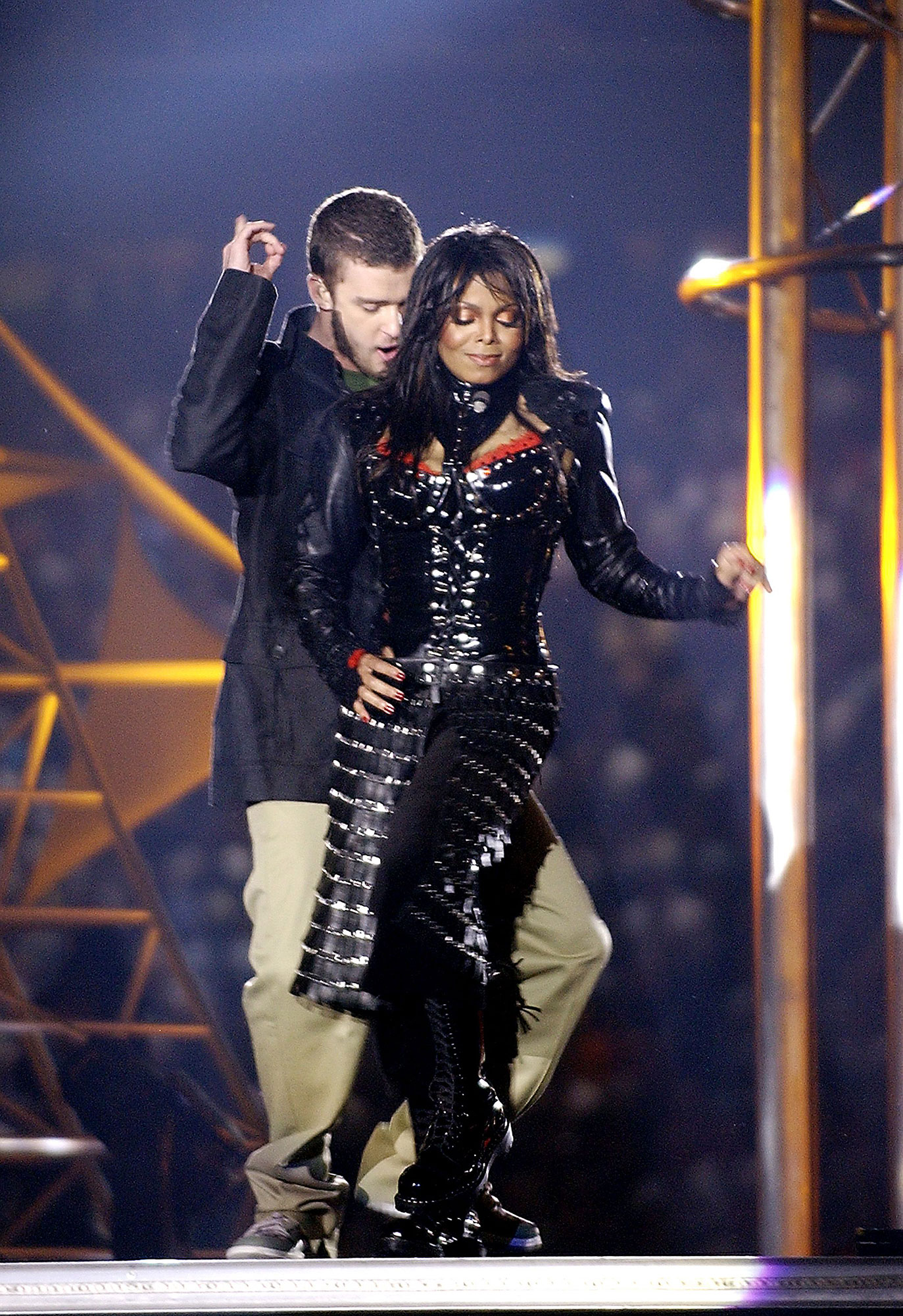 Janet Jackson's hot breast popped out of her dress as singer Justin  Timberlake ripped off one of her chest plates at the end of their half time  performance at the Super Bowl