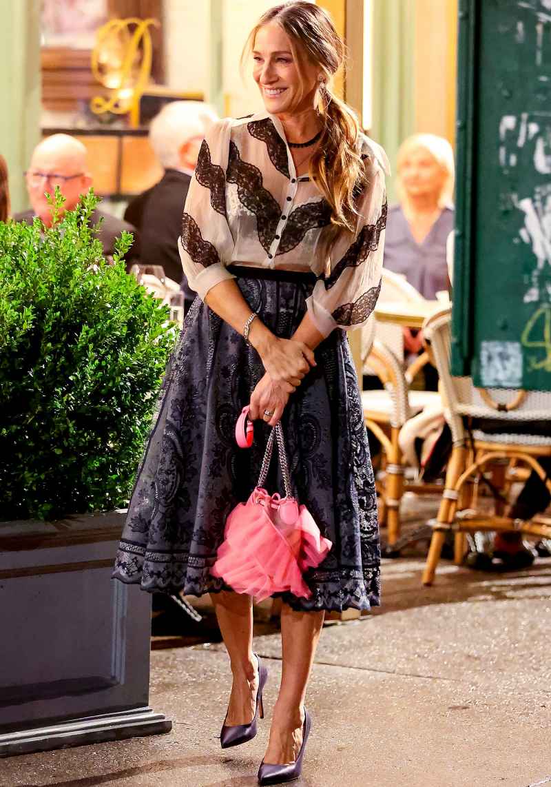 SJP Carries the Most Perfect Pink Louboutin Bucket Bag on ‘SATC’ Revival