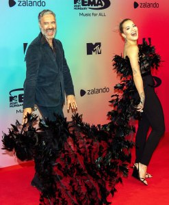 To the Rescue Taika Waititi Fixes Girlfriend Rita Ora’s Dress on 2021 EMAs Red Carpet