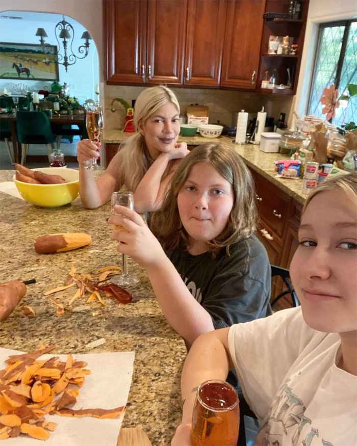 Tori Spelling Spends Thanksgiving With Daughters 3