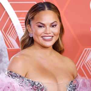 Chrissy Teigen Drops Daughter Luna 1st Lost Tooth Down Sink So Sad