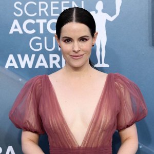 Emily Hampshire Breaks Down Schitts Creeks Christmas Episode