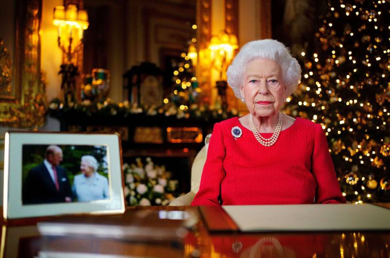 Inside Queen Elizabeth Vast And Symbolic Brooch Collection Pics