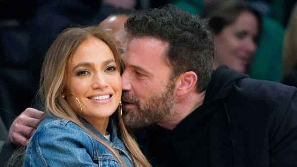 Jennifer Lopez and Ben Affleck Snuggle Up for the Jumbotron at Los Angeles Lakers Game