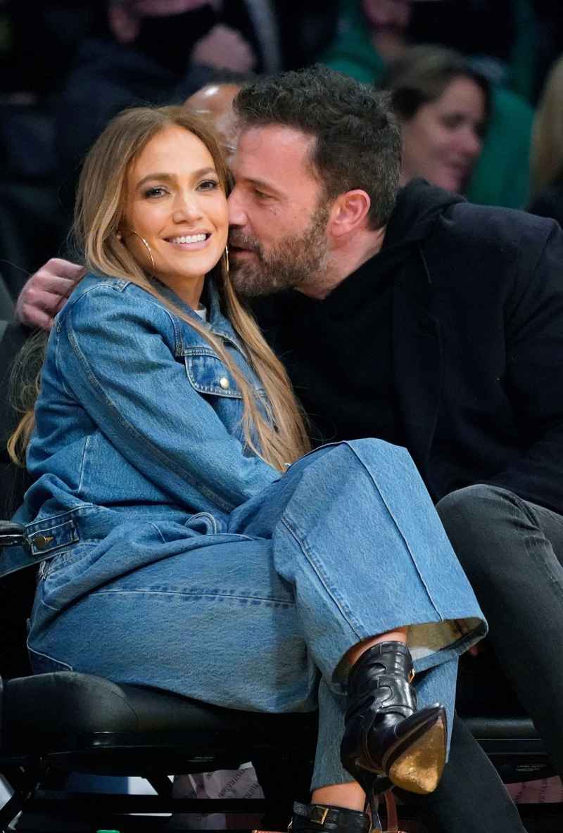 Jennifer Lopez and Ben Affleck Snuggle Up for the Jumbotron at Los Angeles Lakers Game