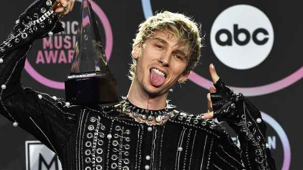 Jeopardy Contestants Have No Idea Who Machine Gun Kelly Is