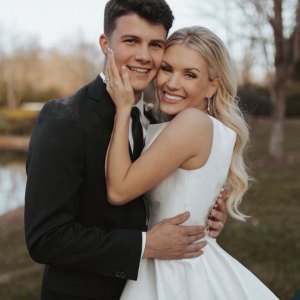 Just Hitched Bringing Up Bates Katie Bates Marries Travis Clark Photos